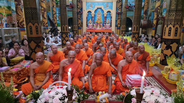 Trà Vinh: Lễ nhập hạ truyền thống của Phật giáo Nam tông Khmer tại chùa Âng ảnh 1
