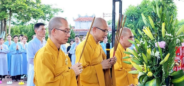 Chư Tăng, Phật tử chùa Đức Hậu cầu siêu các anh hùng, liệt sĩ tại Nghĩa trang Quốc gia Trường Sơn ảnh 1