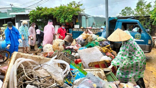 Trường Trung cấp Phật học TP.Đà Nẵng hỗ trợ công tác vệ sinh, thu gom rác sau lũ ảnh 1