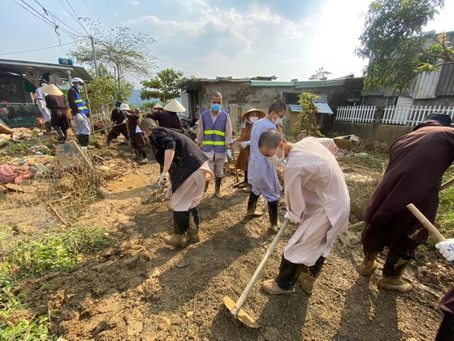 Trường Trung cấp Phật học TP.Đà Nẵng hỗ trợ công tác vệ sinh, thu gom rác sau lũ ảnh 2