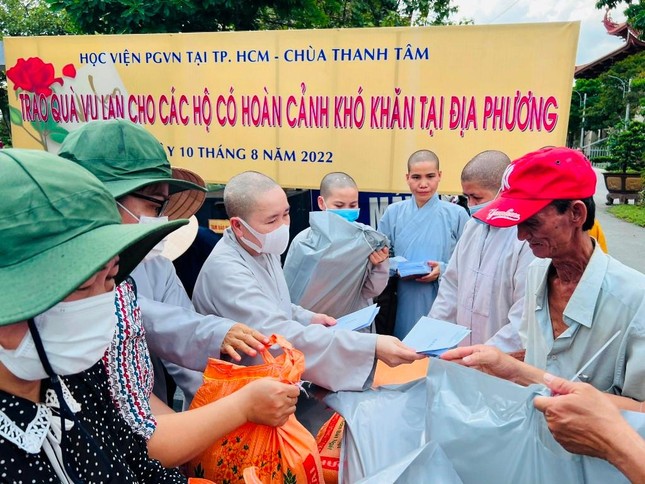  Học viện Phật giáo VN tại TP.HCM, chùa Thanh Tâm trao quà Vu lan đến người nghèo  ảnh 2