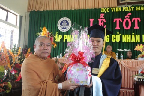 Lễ tốt nghiệp khóa III Học viện Phật giáo Việt Nam tại Huế ảnh 32