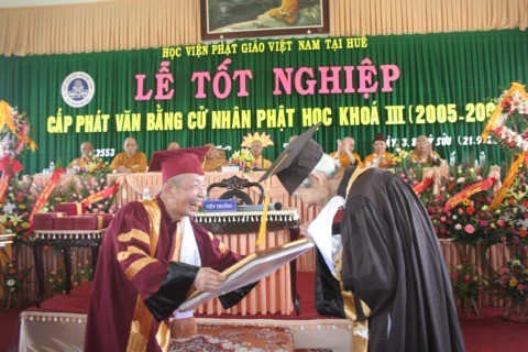 Lễ tốt nghiệp khóa III Học viện Phật giáo Việt Nam tại Huế ảnh 19