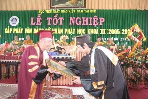 Lễ tốt nghiệp khóa III Học viện Phật giáo Việt Nam tại Huế ảnh 23