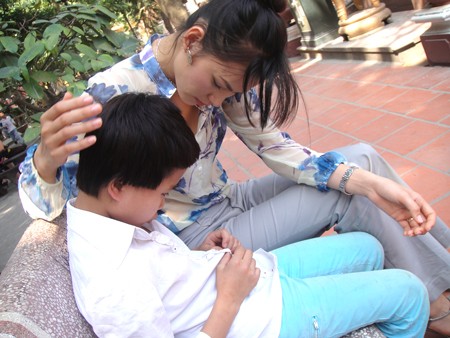 Người đẹp Hà Nội tặng quà Tết cho trẻ nhỏ chùa Bồ Đề ảnh 10