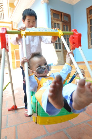 Người đẹp Hà Nội tặng quà Tết cho trẻ nhỏ chùa Bồ Đề ảnh 11