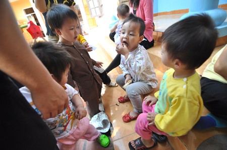 Người đẹp Hà Nội tặng quà Tết cho trẻ nhỏ chùa Bồ Đề ảnh 12