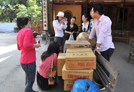 Người đẹp Hà Nội tặng quà Tết cho trẻ nhỏ chùa Bồ Đề ảnh 5