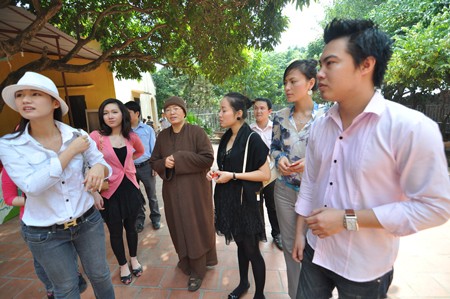 Người đẹp Hà Nội tặng quà Tết cho trẻ nhỏ chùa Bồ Đề ảnh 6