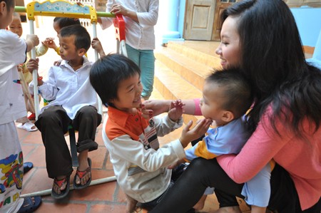 Người đẹp Hà Nội tặng quà Tết cho trẻ nhỏ chùa Bồ Đề ảnh 8