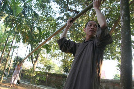 Xem lễ "dựng - hạ nêu” lớn nhất tại Huế ảnh 3