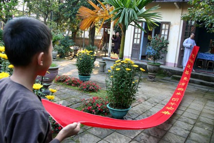 Xem lễ "dựng - hạ nêu” lớn nhất tại Huế ảnh 4
