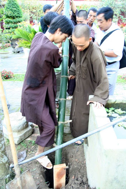 Xem lễ "dựng - hạ nêu” lớn nhất tại Huế ảnh 6