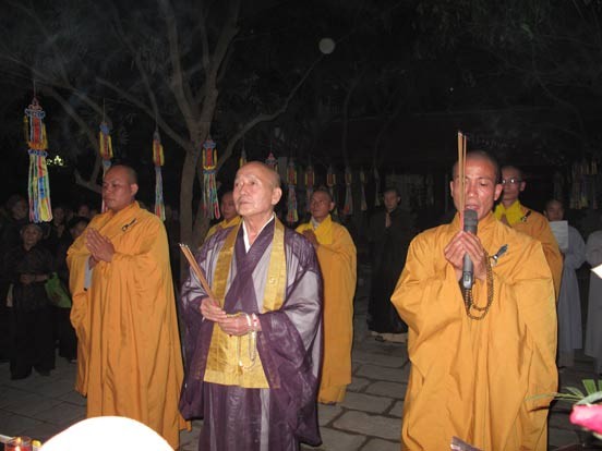 Bắc Ninh: Lễ vía Đức Phật A Di Đà tại chùa Phật Tích ảnh 2