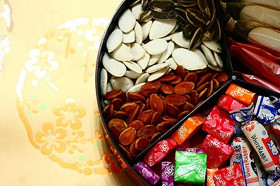 Mồng 1 bày bánh mứt cầu chúc may mắn ảnh 10