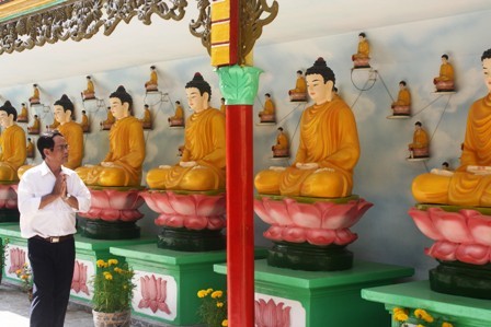 Người dân TPHCM lên chùa cúng tiễn đưa ông bà ảnh 2