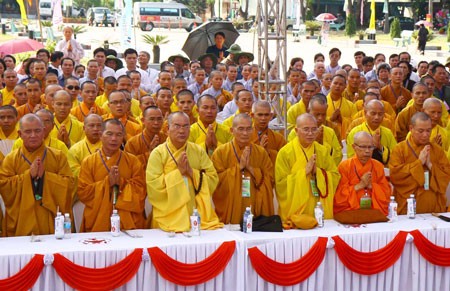 Thả 10.000 hoa đăng trên dòng Thạch Hãn ảnh 8