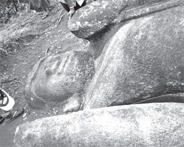 Tượng Phật khắc dở dang.jpg