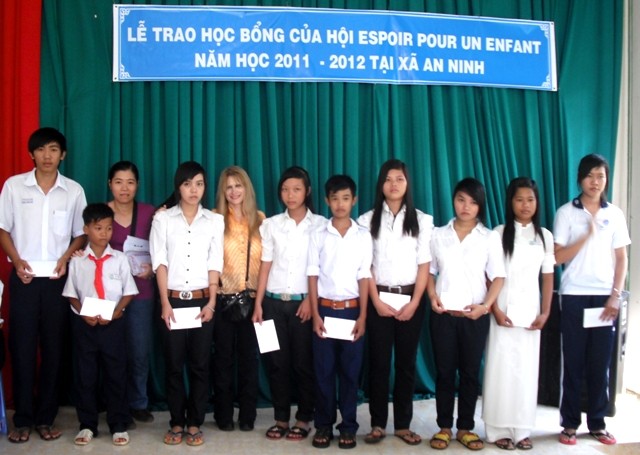 Ảnh 1-Bà Joelle MEYRIEUX, Chủ tịch Hội E.P.E trao học bổng cho các em học sinh tại xã An Ninh, huyện Mỹ Tú.jpg