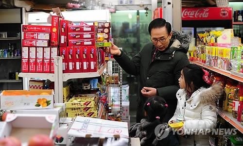 Người dân Hàn Quốc mua sắm Tết. Ảnh: Yonhap