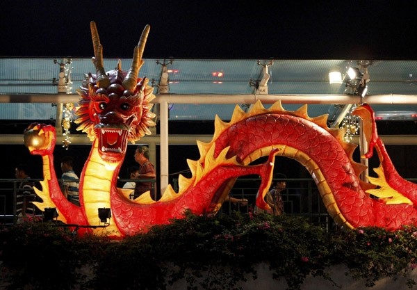 Một chú rồng dựng ngoài đường lớn tại Singapore. Ảnh: Chinadaily