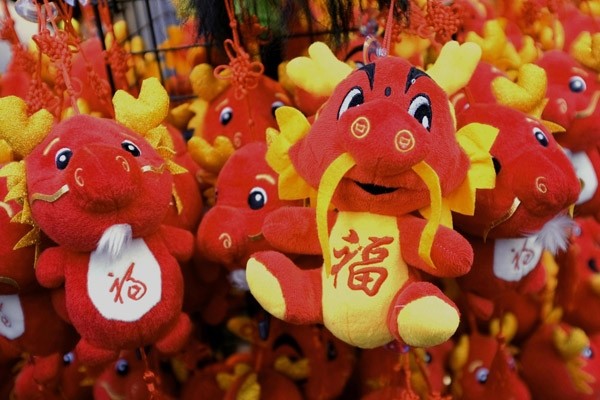 Chữ “Phúc” trên một chú rồng đón năm mới tại Singapore. Ảnh: Chinadaily