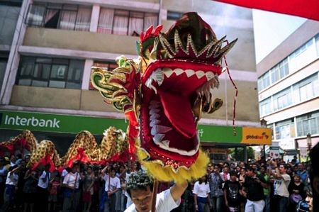 Người châu Á hân hoan đón mừng năm mới Nhâm Thìn-2012 ảnh 11
