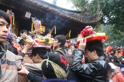 Nhích từng bước trong “biển người” đổ về khai hội chùa Hương ảnh 12