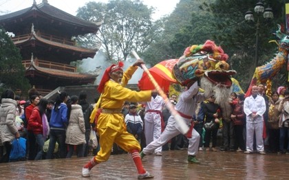 Nhích từng bước trong “biển người” đổ về khai hội chùa Hương ảnh 5
