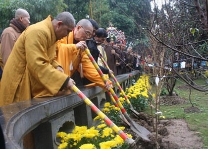 Nhích từng bước trong “biển người” đổ về khai hội chùa Hương ảnh 10