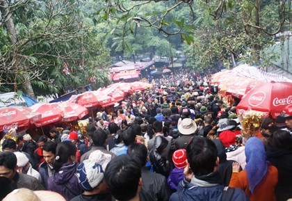 Nhích từng bước trong “biển người” đổ về khai hội chùa Hương ảnh 1