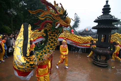 Múa rồng khai mạc lễ hội.