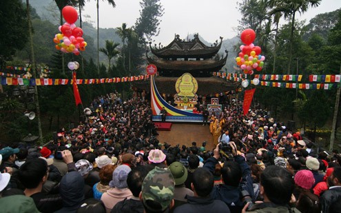 Đúng 9h sáng nay, lễ hội chùa hương 2012 chính thức khai hội.