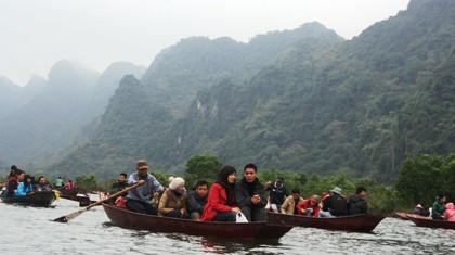 Nhích từng bước trong “biển người” đổ về khai hội chùa Hương ảnh 14