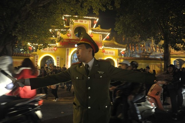 Hà Nội: Chen chân lễ chùa ngày đầu năm ảnh 2