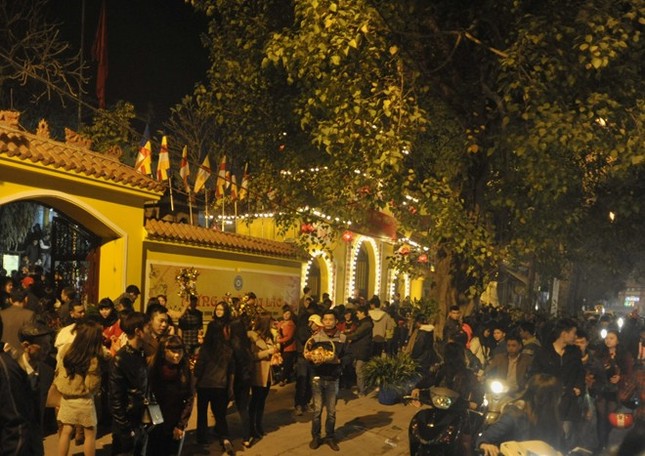 Hà Nội: Chen chân lễ chùa ngày đầu năm ảnh 1