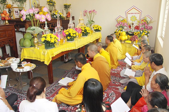 Công ty Quang Minh giúp nhân viên hướng Phật ảnh 4
