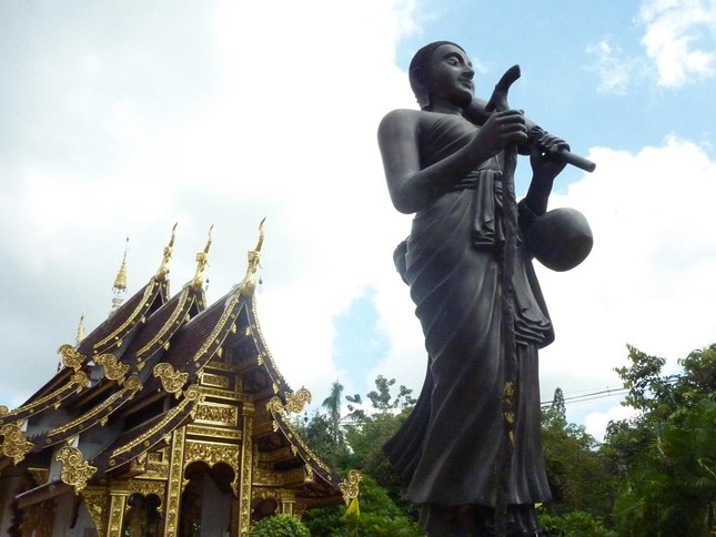 Tuong ton gia Sivali in trước chùa Ubosot, Chedi Liam, Wiang Kum Kam.jpg