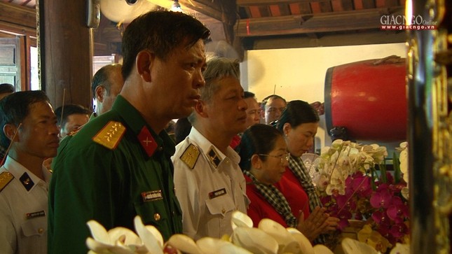 Doan cong tac niem huong tai chua Truong Sa.jpg