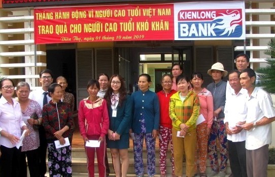 Đại diện NH Kiên Long trao quà cho NCT khó khăn.jpg
