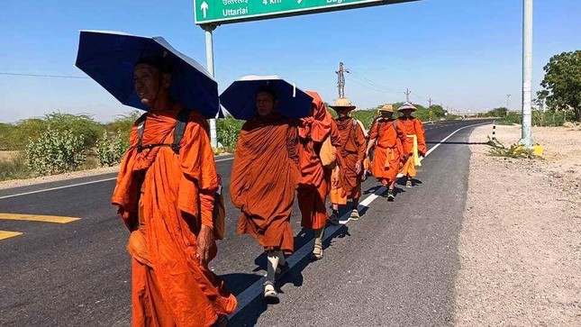 13 nha su Thai Lan.jpg