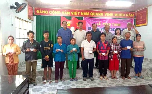 Tang 500 the BHYT cho ho can ngheo xa Phu Thanh B.jpg
