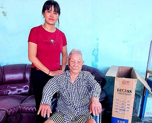 Chị Ngọc Quyên trao xe ăn cho cụ Nguyễn Phết.jpg