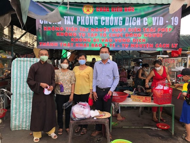 Phat khau trang va tuyen truyen.jpg
