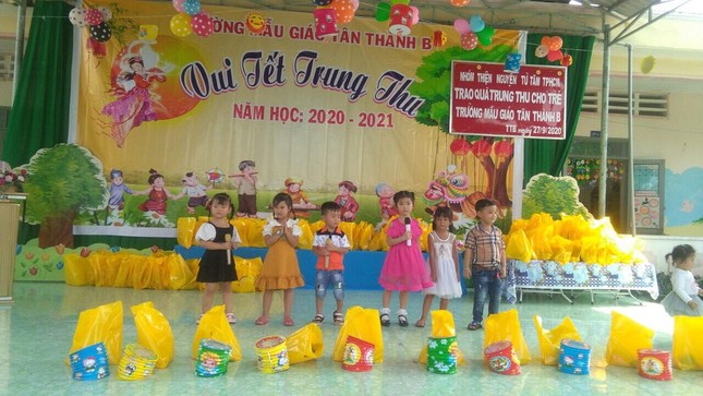 Cac chau thieu nhi vui Tet Trung thu.jpg