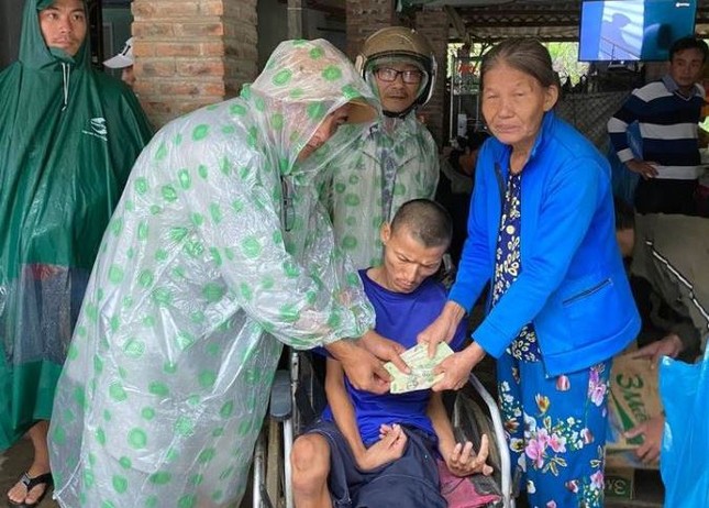 TT Quy tang qua cuu tro cho ho khuyet tat mien Trung.jpg