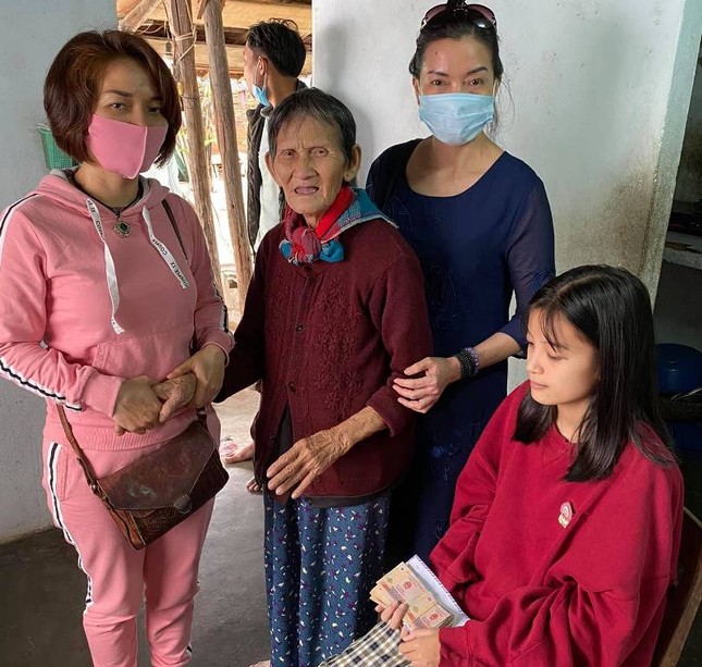 Trao tiền hỗ trợ cho cháu Ngọc.jpg