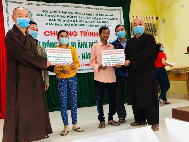 trao 100 tr ho tro xay 2 can nha tinh thuong tai phu yen.jpg