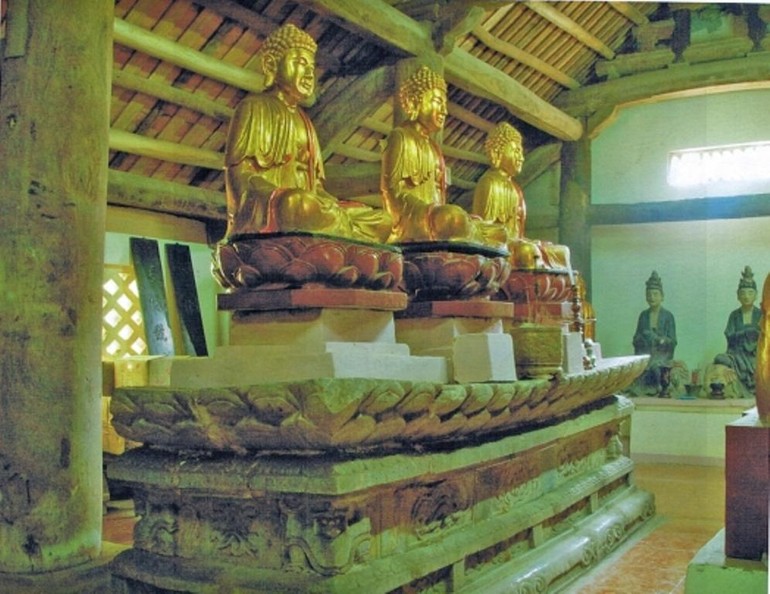 Bàn thờ đá tại chùa Xuân Lũng, tạo thời nhà Trần