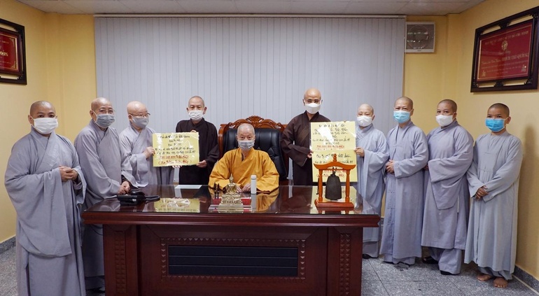 Chư Ni Phân ban Ni giới Phật giáo TP.HCM trao cúng dường, ủng hộ chư Tăng Phật giáo và nhân dân Ấn Độ